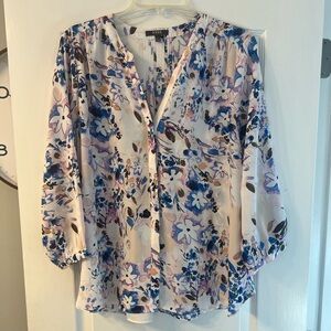 NYDJ button up v neck blouse with 3/4 sleeves. Size L